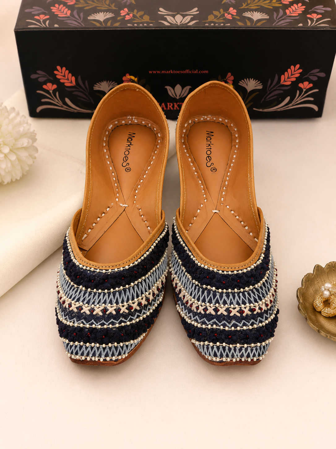 Neelam – Handcrafted Leather Mojri for Women