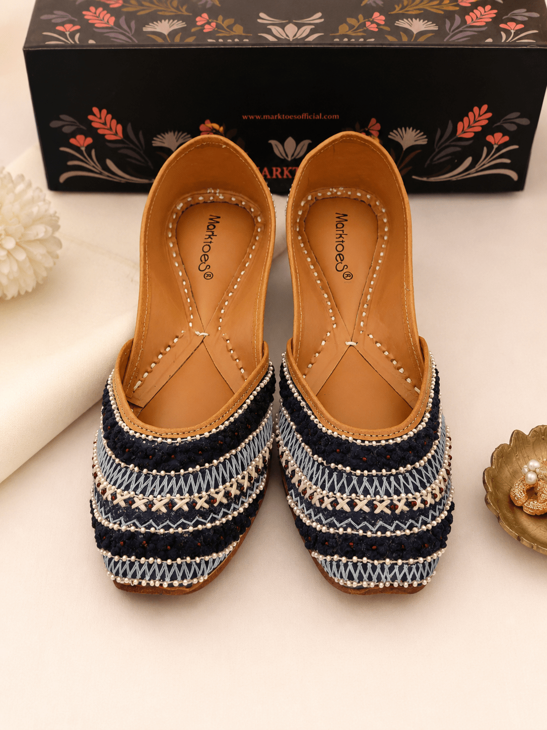 Neelam – Handcrafted Leather Mojri for Women - Marktoes